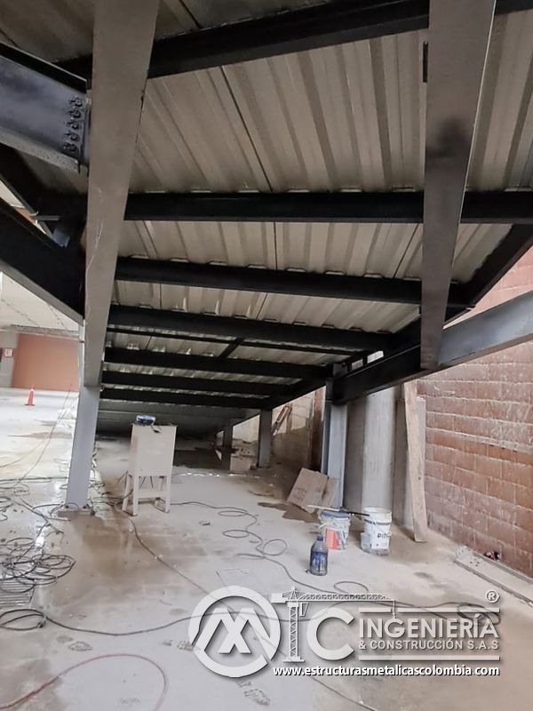 Acabados de losa y rampas vehiculares en construcción obra civil acceso en Bogotá, Colombia. Montajes, Ingeniería y Construcción MIC SAS.