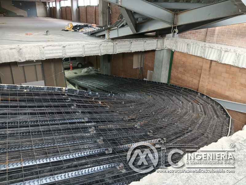 Acabados de losa y rampas vehiculares en construcción vehicular acceso en Bogotá, Colombia. Montajes, Ingeniería y Construcción MIC SAS.