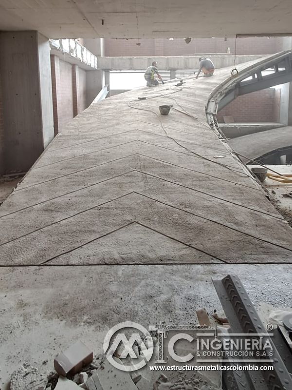 Barandas amarillas de seguridad para rampas de parqueadero acceso en Bogotá, Colombia. Montajes, Ingeniería y Construcción MIC SAS.