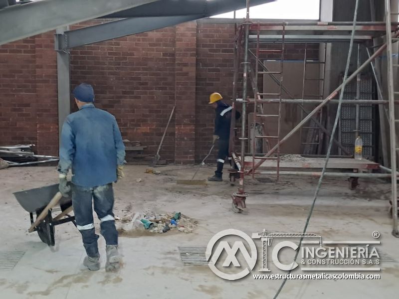 Barandas amarillas de seguridad para rampas de parqueadero comercial en Bogotá, Colombia. Montajes, Ingeniería y Construcción MIC SAS.