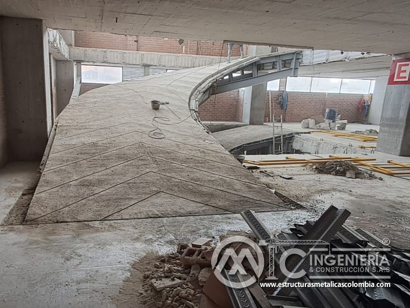 Barandas amarillas de seguridad para rampas de parqueadero concreto en Bogotá, Colombia. Montajes, Ingeniería y Construcción MIC SAS.