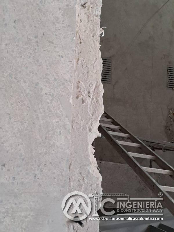 Barandas amarillas de seguridad para rampas de parqueadero en Bogotá, Colombia. Montajes, Ingeniería y Construcción MIC SAS.