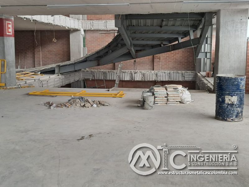 Barandas amarillas de seguridad para rampas de parqueadero seguridad en Bogotá, Colombia. Montajes, Ingeniería y Construcción MIC SAS.