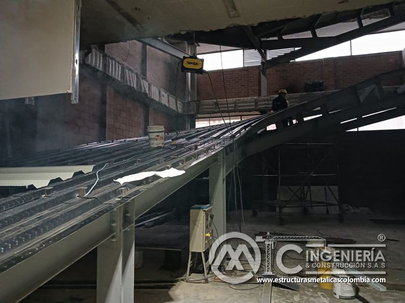 Estructura inferior y acabado de rampas vehiculares edificio seguridad en Bogotá, Colombia. Montajes, Ingeniería y Construcción MIC SAS.