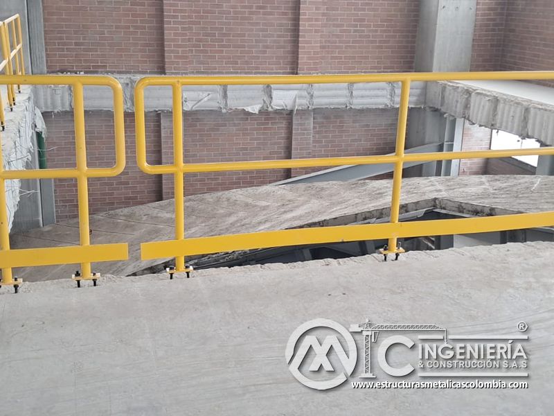 Estructura inferior y acabado de rampas vehiculares edificio seguridad en Bogotá, Colombia. Montajes, Ingeniería y Construcción MIC SAS.