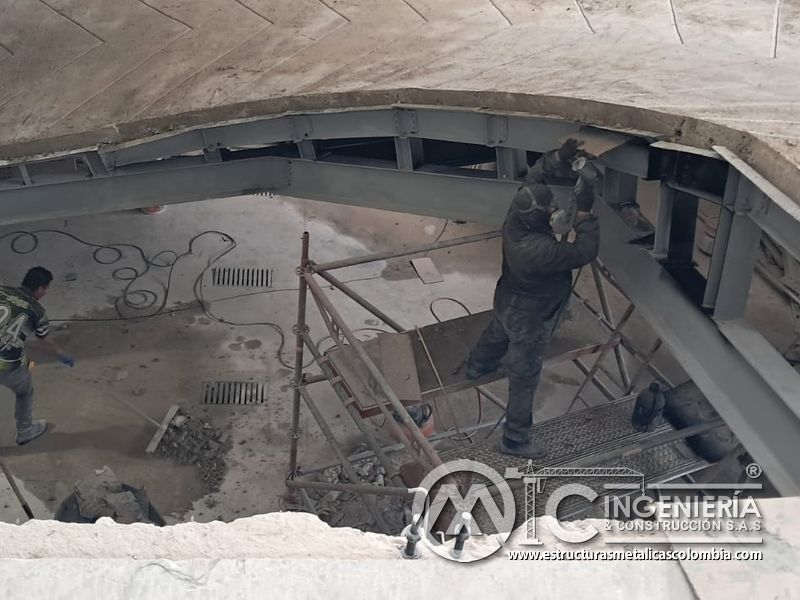 Estructura inferior y acabado de rampas vehiculares estructura concreto en Bogotá, Colombia. Montajes, Ingeniería y Construcción MIC SAS.