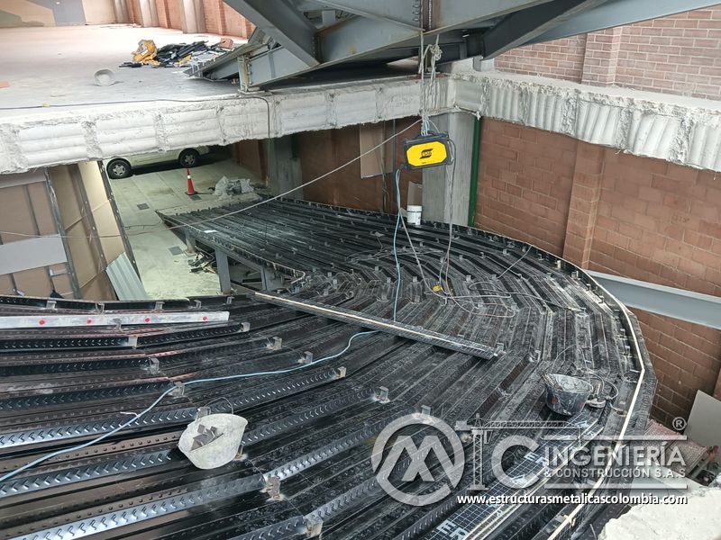 Estructura inferior y acabado de rampas vehiculares metálica acceso en Bogotá, Colombia. Montajes, Ingeniería y Construcción MIC SAS.