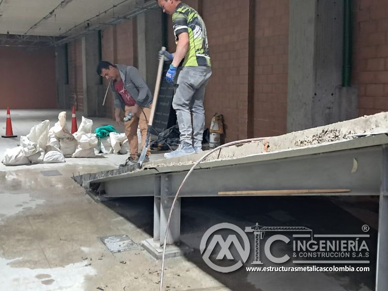 Estructura inferior y acabado de rampas vehiculares obra civil edificio en Bogotá, Colombia. Montajes, Ingeniería y Construcción MIC SAS.