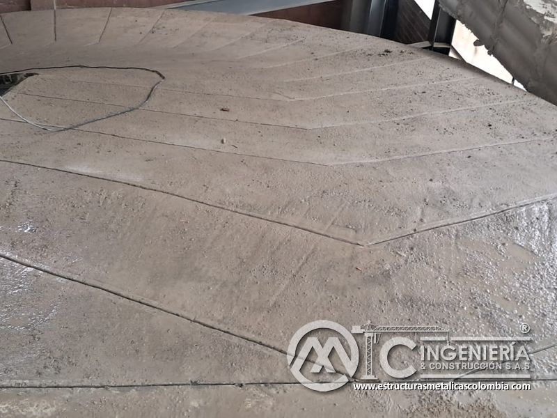 Estructura inferior y acabado de rampas vehiculares vehicular comercial en Bogotá, Colombia. Montajes, Ingeniería y Construcción MIC SAS.