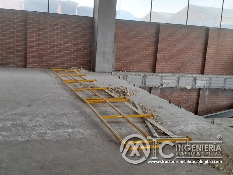 Instalación de barandas metálicas para rampas vehiculares edificio en Bogotá, Colombia. Montajes, Ingeniería y Construcción MIC SAS.