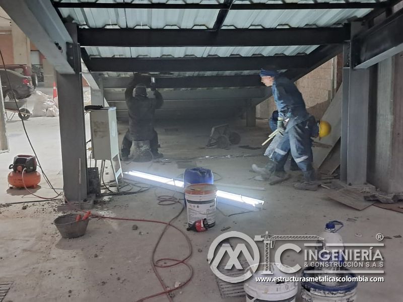 Instalación de barandas metálicas para rampas vehiculares estructura en Bogotá, Colombia. Montajes, Ingeniería y Construcción MIC SAS.