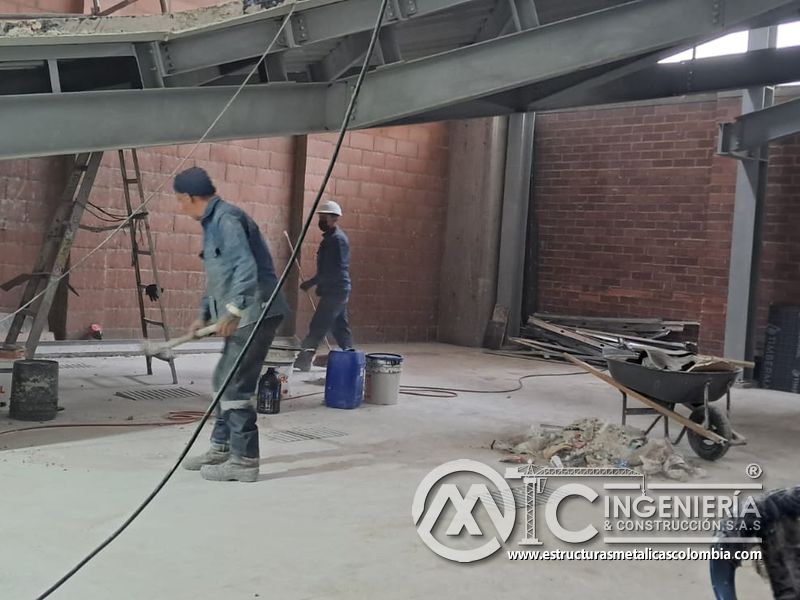 Instalación de barandas metálicas para rampas vehiculares metálica en Bogotá, Colombia. Montajes, Ingeniería y Construcción MIC SAS.