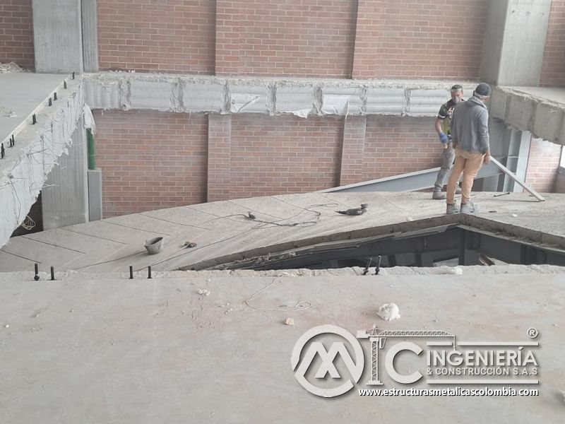 Instalación de barandas metálicas para rampas vehiculares metálica en Bogotá, Colombia. Montajes, Ingeniería y Construcción MIC SAS.