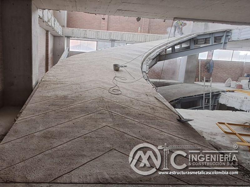 Instalación de barandas metálicas para rampas vehiculares obra civil en Bogotá, Colombia. Montajes, Ingeniería y Construcción MIC SAS.