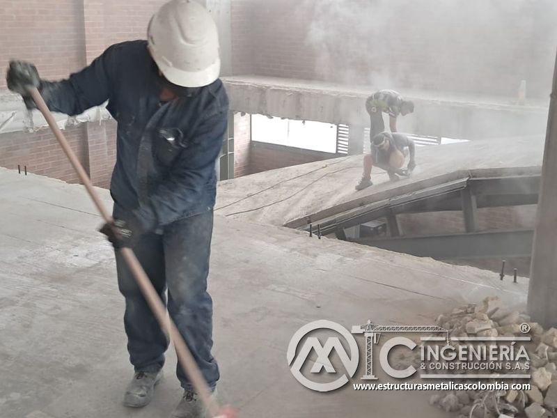 Instalación de barandas metálicas para rampas vehiculares vehicular en Bogotá, Colombia. Montajes, Ingeniería y Construcción MIC SAS.