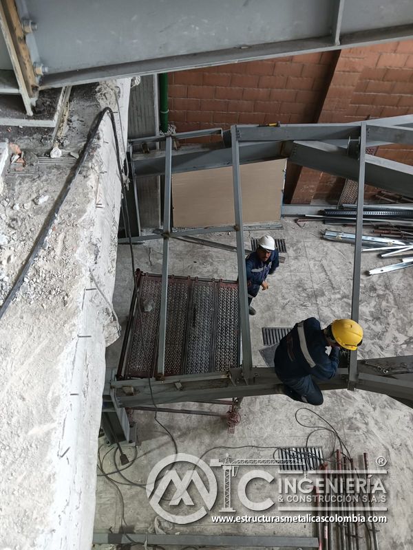 Instalación de deck metálico para rampas vehiculares edificio seguridad en Bogotá, Colombia. Montajes, Ingeniería y Construcción MIC SAS.