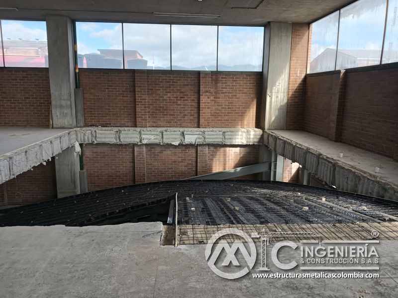 Instalación de deck metálico para rampas vehiculares edificio seguridad en Bogotá, Colombia. Montajes, Ingeniería y Construcción MIC SAS.