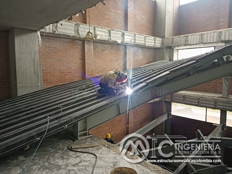 Instalación de deck metálico para rampas vehiculares estructura acceso en Bogotá, Colombia. Montajes, Ingeniería y Construcción MIC SAS.