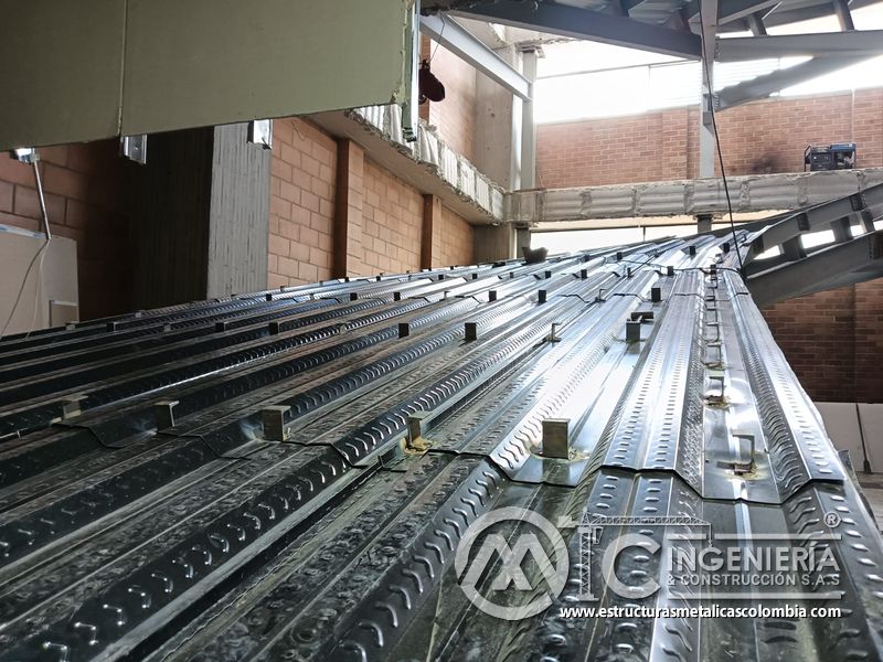 Instalación de deck metálico para rampas vehiculares estructura acceso en Bogotá, Colombia. Montajes, Ingeniería y Construcción MIC SAS.