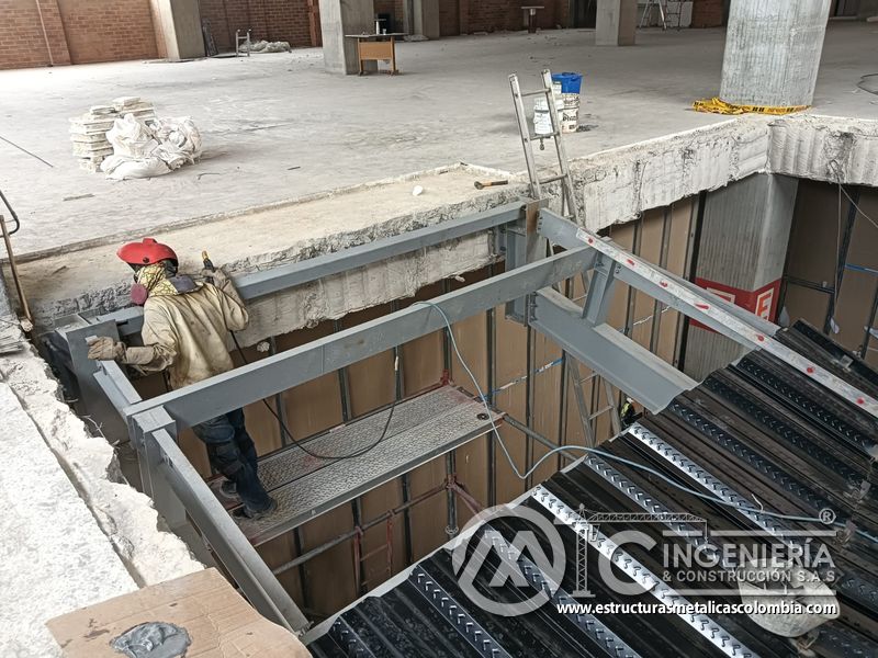 Instalación de deck metálico para rampas vehiculares estructura acceso en Bogotá, Colombia. Montajes, Ingeniería y Construcción MIC SAS.