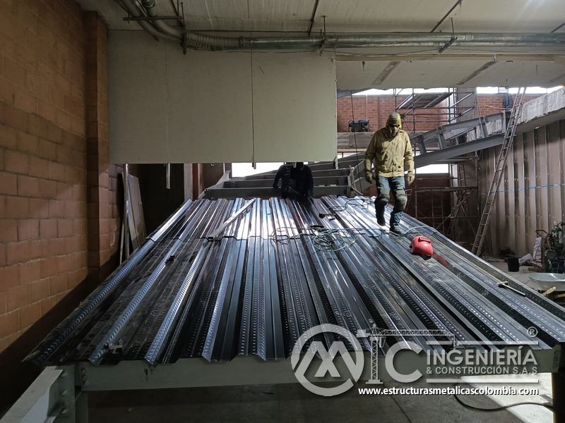 Instalación de deck metálico para rampas vehiculares metálica acceso en Bogotá, Colombia. Montajes, Ingeniería y Construcción MIC SAS.