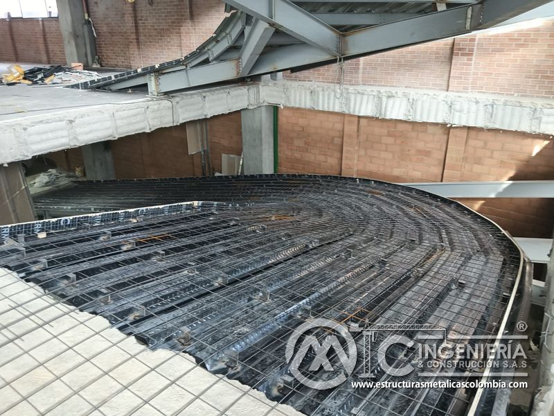 Instalación de deck metálico para rampas vehiculares metálica acceso en Bogotá, Colombia. Montajes, Ingeniería y Construcción MIC SAS.