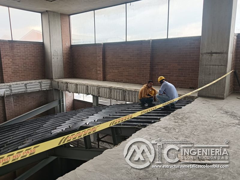 Instalación de deck metálico para rampas vehiculares obra civil acceso en Bogotá, Colombia. Montajes, Ingeniería y Construcción MIC SAS.