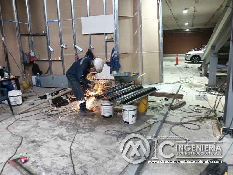 Instalación de deck metálico para rampas vehiculares obra civil acceso en Bogotá, Colombia. Montajes, Ingeniería y Construcción MIC SAS.