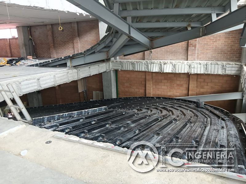 Instalación de deck metálico para rampas vehiculares obra civil acceso en Bogotá, Colombia. Montajes, Ingeniería y Construcción MIC SAS.