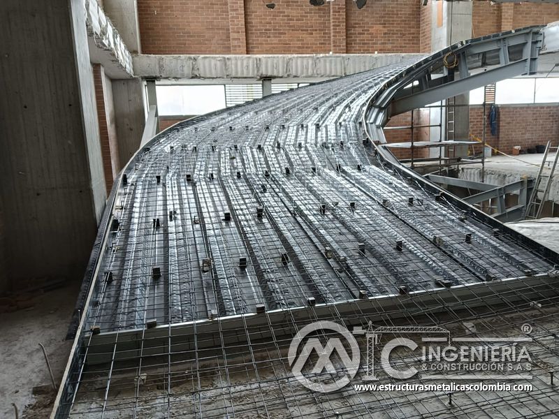 Instalación de deck metálico para rampas vehiculares vehicular edificio en Bogotá, Colombia. Montajes, Ingeniería y Construcción MIC SAS.