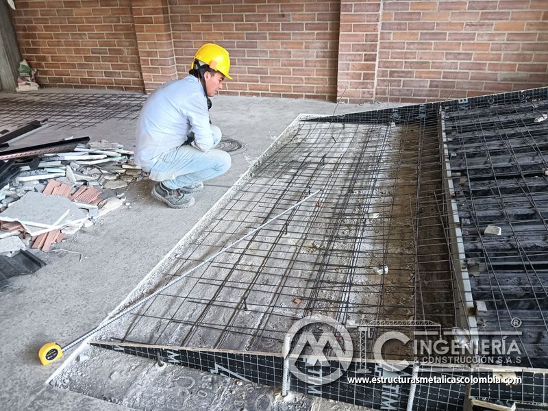 Instalación de deck metálico para rampas vehiculares vehicular edificio en Bogotá, Colombia. Montajes, Ingeniería y Construcción MIC SAS.