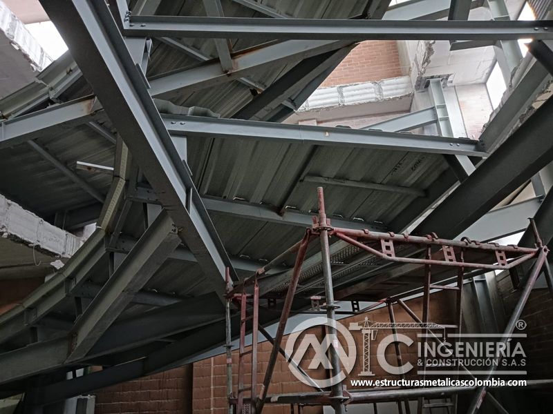 Instalación de deck metálico para rampas vehiculares vehicular edificio en Bogotá, Colombia. Montajes, Ingeniería y Construcción MIC SAS.