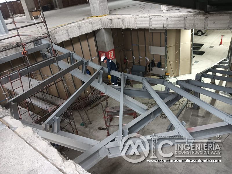 Lámina colaborante y refuerzo para rampas vehiculares edificio concreto en Bogotá, Colombia. Montajes, Ingeniería y Construcción MIC SAS.