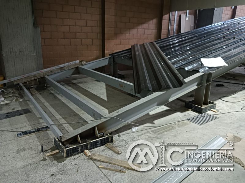 Lámina colaborante y refuerzo para rampas vehiculares edificio concreto en Bogotá, Colombia. Montajes, Ingeniería y Construcción MIC SAS.