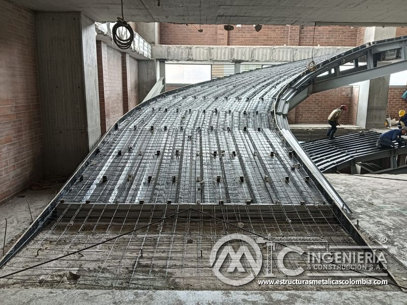 Lámina colaborante y refuerzo para rampas vehiculares edificio concreto en Bogotá, Colombia. Montajes, Ingeniería y Construcción MIC SAS.