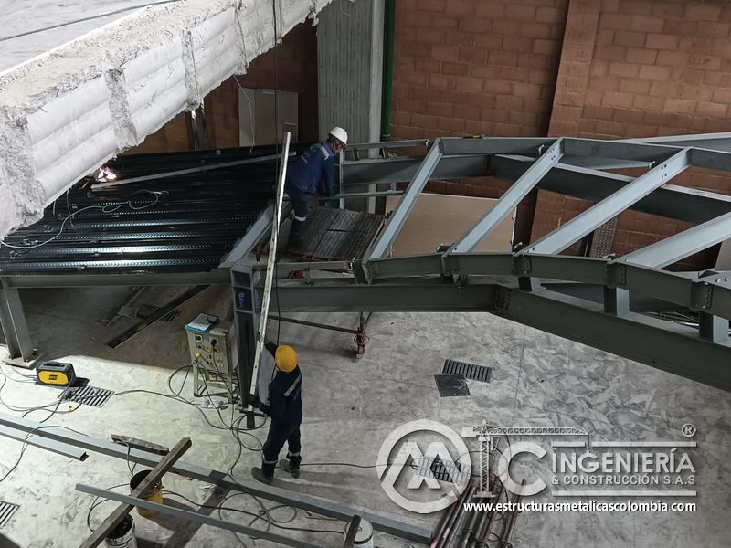 Lámina colaborante y refuerzo para rampas vehiculares estructura acceso en Bogotá, Colombia. Montajes, Ingeniería y Construcción MIC SAS.