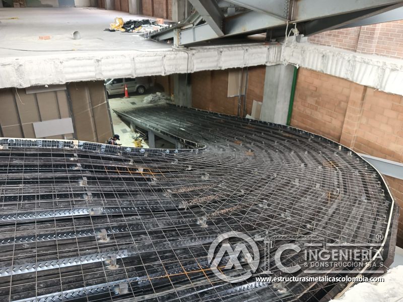 Lámina colaborante y refuerzo para rampas vehiculares estructura acceso en Bogotá, Colombia. Montajes, Ingeniería y Construcción MIC SAS.