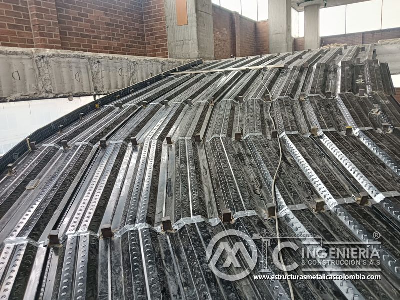 Lámina colaborante y refuerzo para rampas vehiculares metálica acceso en Bogotá, Colombia. Montajes, Ingeniería y Construcción MIC SAS.