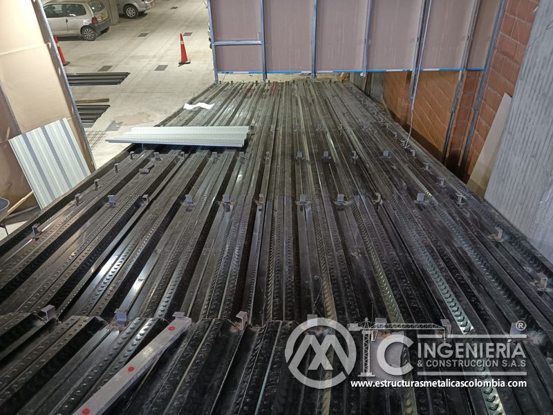 Lámina colaborante y refuerzo para rampas vehiculares metálica acceso en Bogotá, Colombia. Montajes, Ingeniería y Construcción MIC SAS.