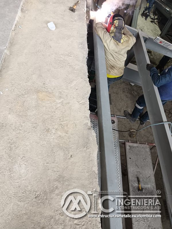 Lámina colaborante y refuerzo para rampas vehiculares metálica acceso en Bogotá, Colombia. Montajes, Ingeniería y Construcción MIC SAS.