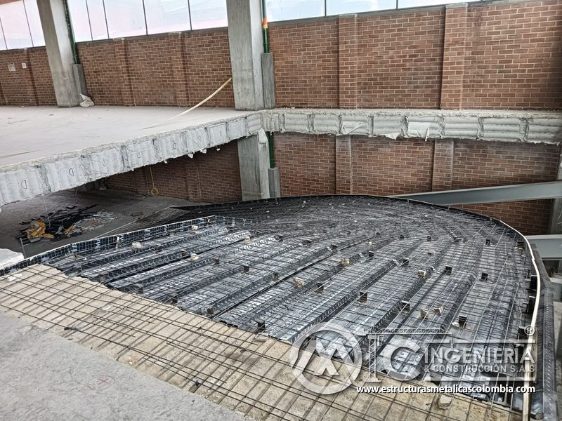 Lámina colaborante y refuerzo para rampas vehiculares obra civil acceso en Bogotá, Colombia. Montajes, Ingeniería y Construcción MIC SAS.