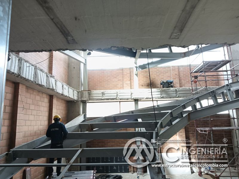 Lámina colaborante y refuerzo para rampas vehiculares vehicular acceso en Bogotá, Colombia. Montajes, Ingeniería y Construcción MIC SAS.
