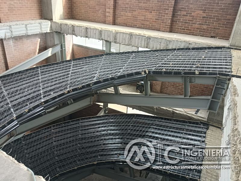 Lámina colaborante y refuerzo para rampas vehiculares vehicular acceso en Bogotá, Colombia. Montajes, Ingeniería y Construcción MIC SAS.