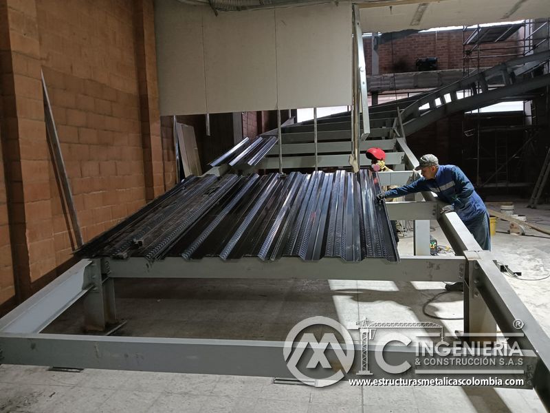 Malla electrosoldada sobre deck para rampas de concreto acceso edificio en Bogotá, Colombia. Montajes, Ingeniería y Construcción MIC SAS.