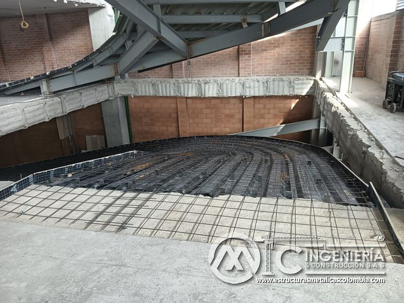 Malla electrosoldada sobre deck para rampas de concreto acceso edificio en Bogotá, Colombia. Montajes, Ingeniería y Construcción MIC SAS.