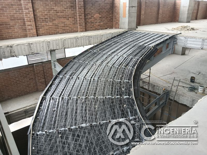 Malla electrosoldada sobre deck para rampas de concreto comercial en Bogotá, Colombia. Montajes, Ingeniería y Construcción MIC SAS.