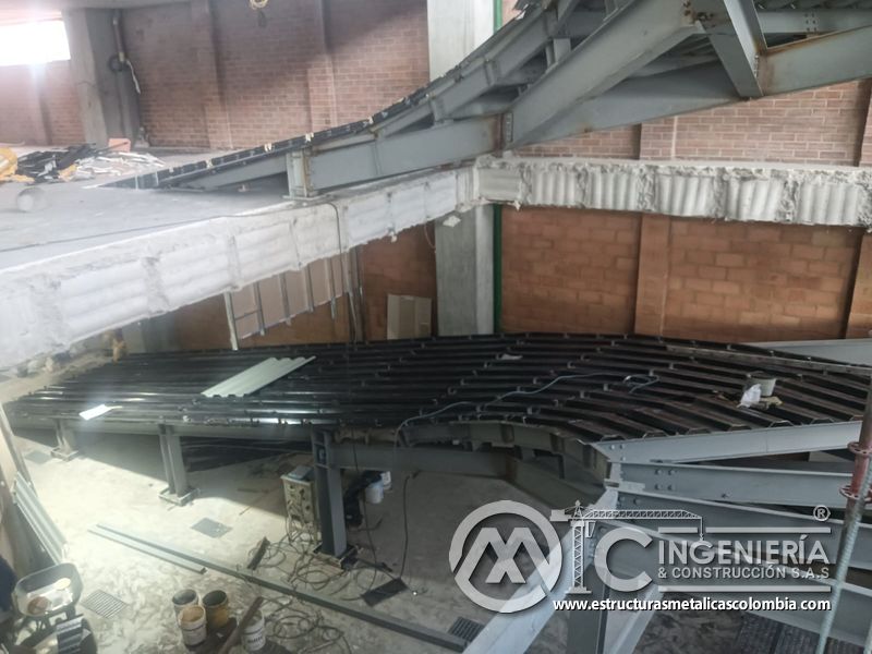 Malla electrosoldada sobre deck para rampas de concreto comercial en Bogotá, Colombia. Montajes, Ingeniería y Construcción MIC SAS.