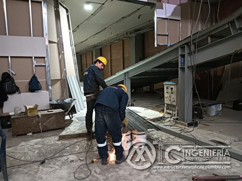 Malla electrosoldada sobre deck para rampas de concreto comercial en Bogotá, Colombia. Montajes, Ingeniería y Construcción MIC SAS.