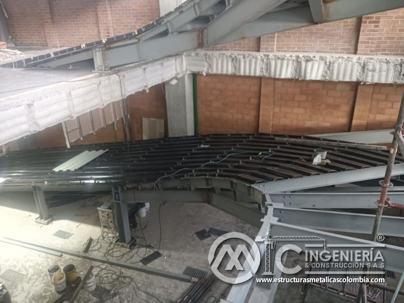 Malla electrosoldada sobre deck para rampas de concreto acceso en Bogotá, Colombia. Montajes, Ingeniería y Construcción MIC SAS.
