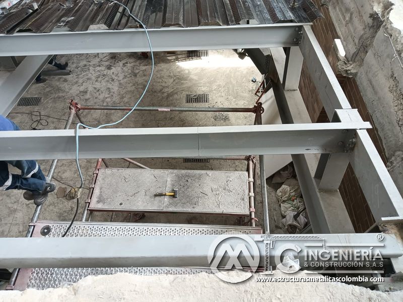 Malla electrosoldada sobre deck para rampas de concreto acceso en Bogotá, Colombia. Montajes, Ingeniería y Construcción MIC SAS.